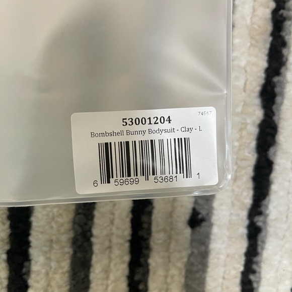 Bombshell Sportswear bombshell bunny bodysuit in clay size LARGE NWT - Picture 3 of 10